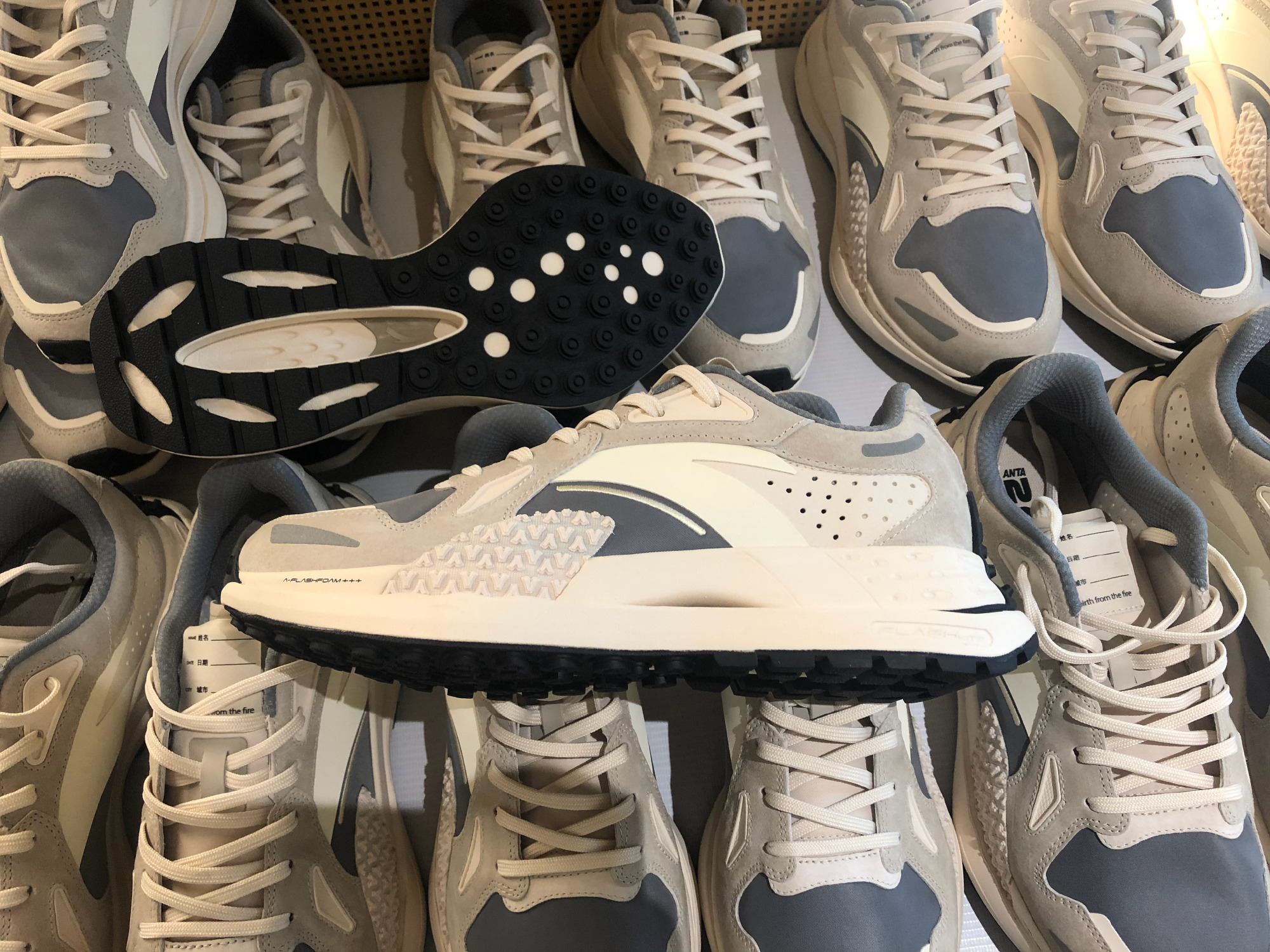 安踏颁奖服国旗版,安踏星标系列奥运领奖鞋