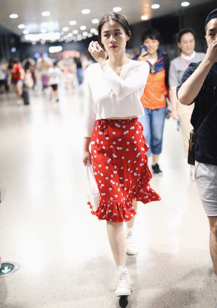 马思纯剧里同款发型,马思纯卷发造型配粉红裙