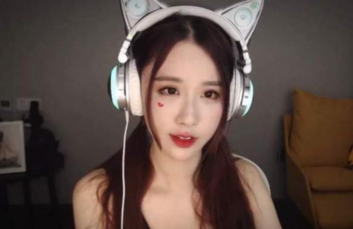 做多少瑜伽才有这效果？轩子巨2兔开播，身体全盘在了椅子