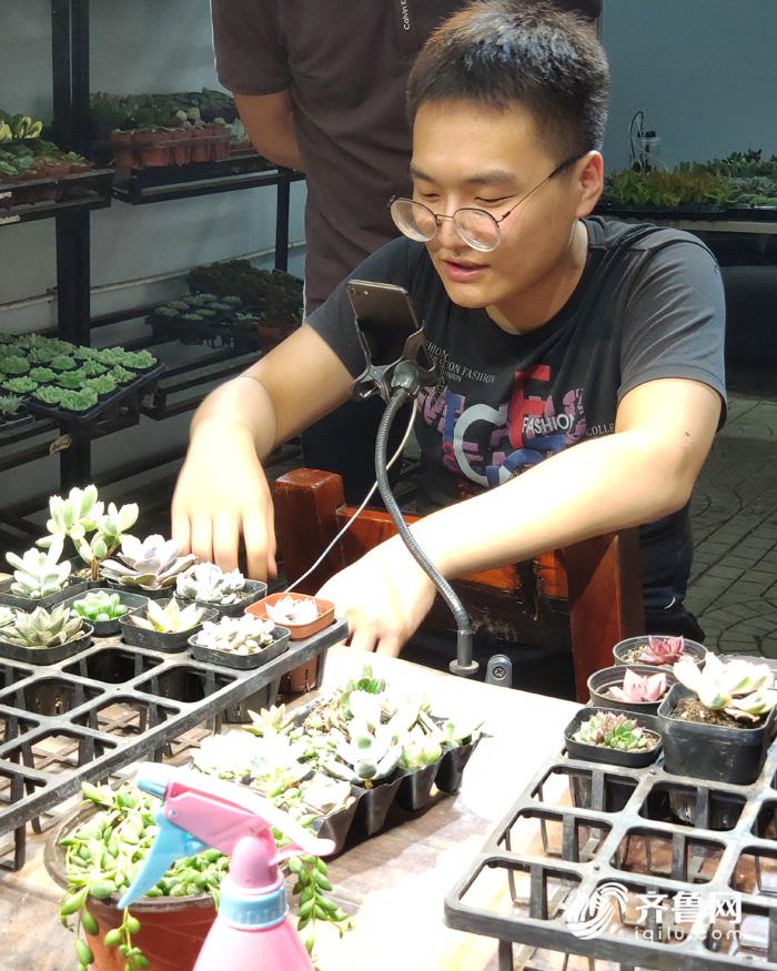 这个小伙田间地头直播卖蔬菜,青州多肉直播销售