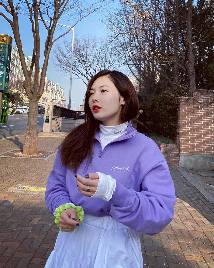 28岁泫雅不听男友劝，运动卫衣硬往裙里塞，一般人不敢轻易尝试