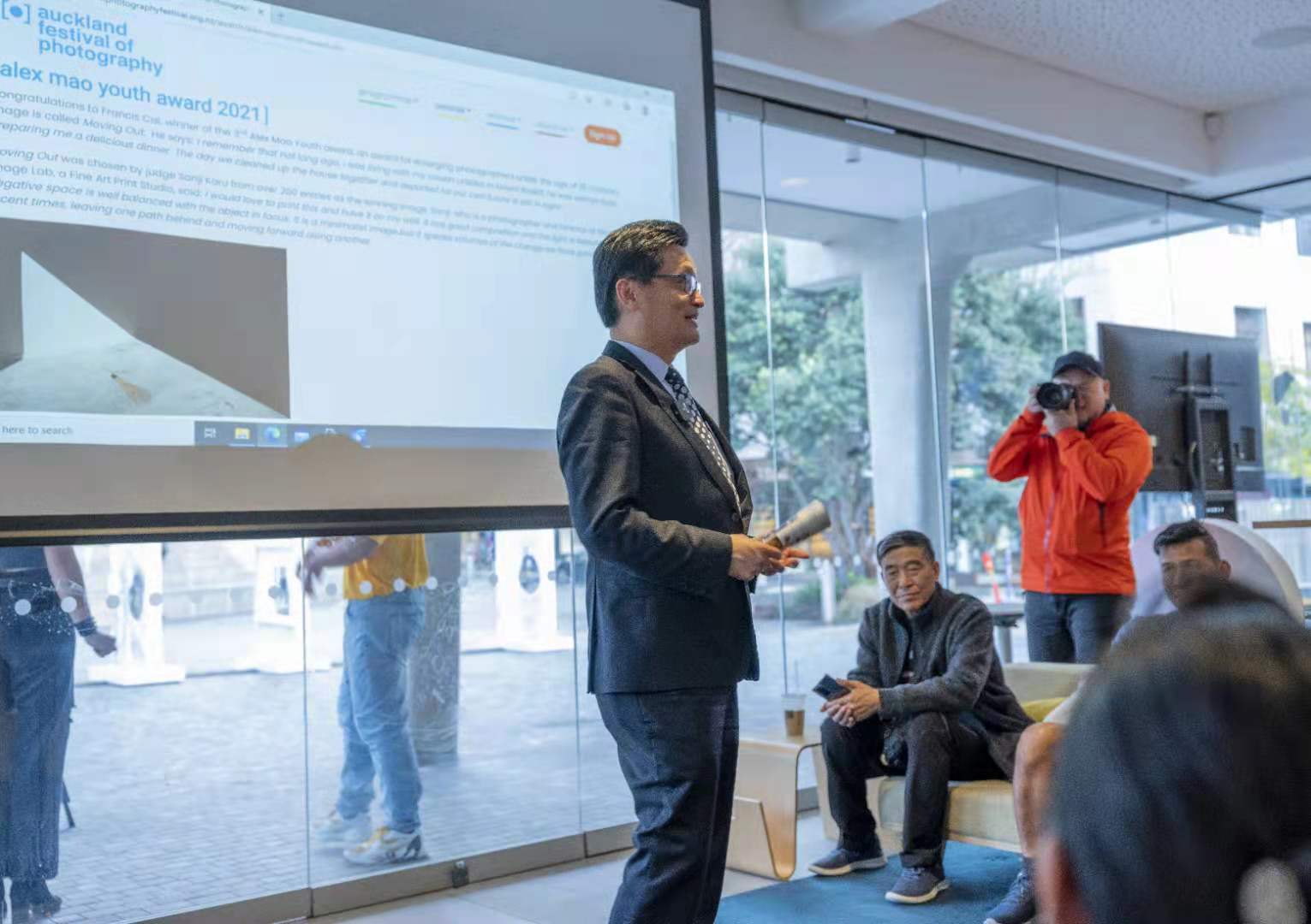 他获得了三等奖英文,他获得了很多奖项的英语