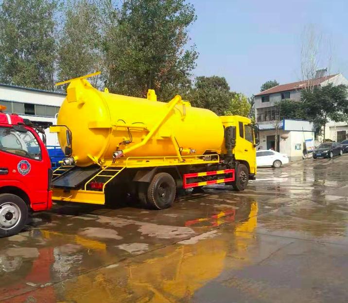 洒水车为什么在下雨时还会洒水,下雨天洒水车洒水的作用