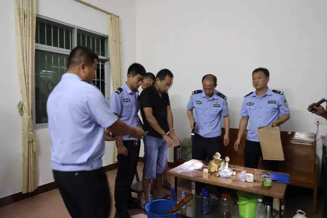 瀹堕噷搴婂簳涓嬫湁閲戝瓙,鍦ㄥ閲屽簥搴曚笅钘忎竴鐧句竾鐜伴噾