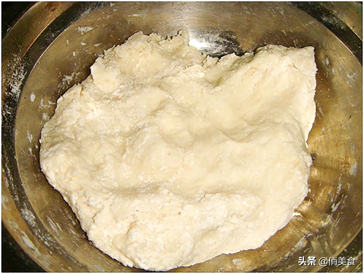 油饼这样做又软又蓬松,和面的比例很关键,放半个月都不会硬