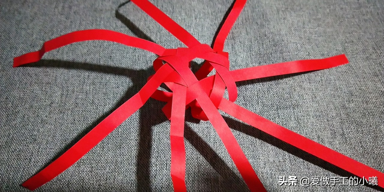 用纸条编织灯笼上面的穗子教程,用折星星的纸条做灯笼