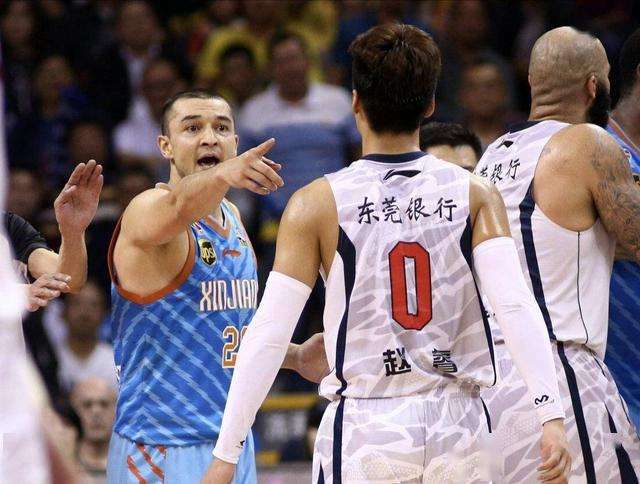 王骁辉恶意犯规被驱逐集锦,王骁辉单场犯规