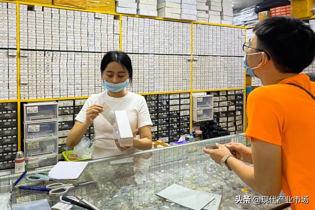 中国最大的钟表城，不想输给时间