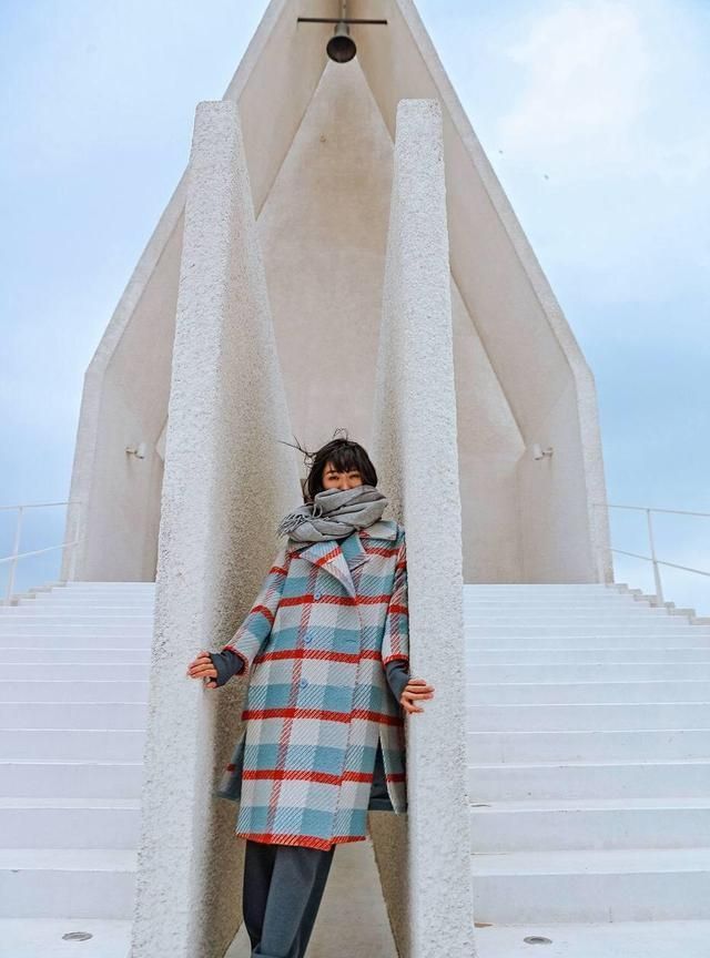 格子大衣搭配女秋冬气质时尚穿搭,膝盖以上的格子大衣搭配裙子