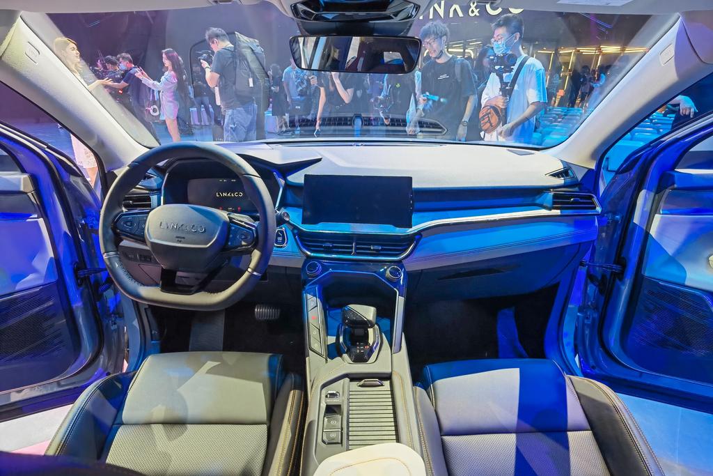 鸟屎腐蚀了车漆如何能处理,鸟屎把车漆腐蚀掉了