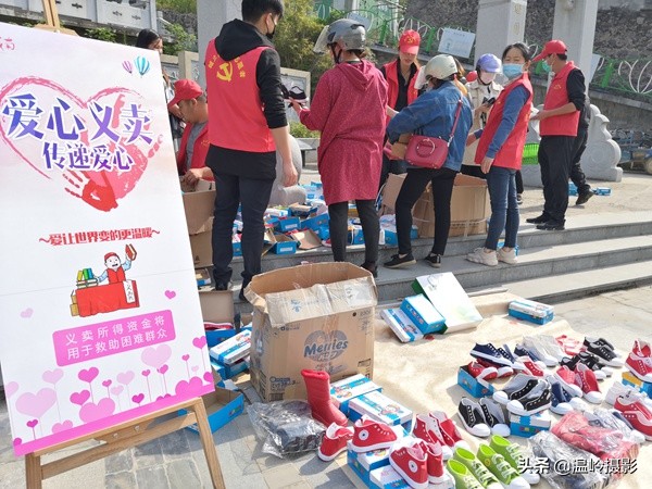 浙江温岭*党**员志愿者街头义卖童鞋