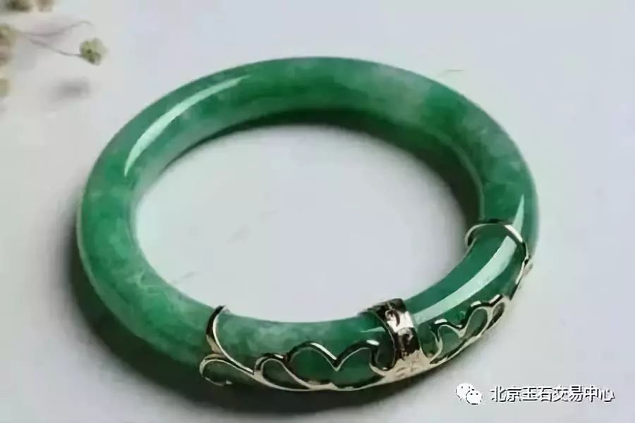 手镯小了佩戴手镯方法,怎么戴手镯不容易变形开口