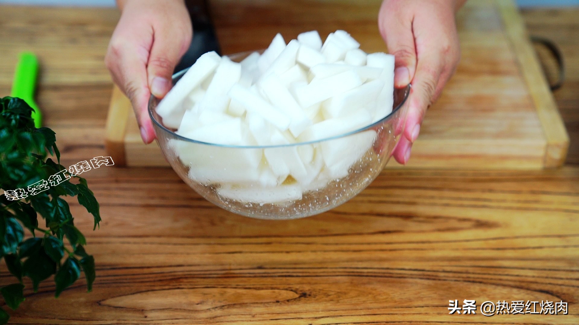 这小吃是湖北特产，加根白萝卜一起泡，又酸又辣还又脆，真好吃