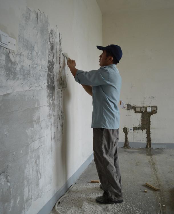 墙面泛碱如何彻底处理,农村房墙面返潮起碱掉皮怎么处理