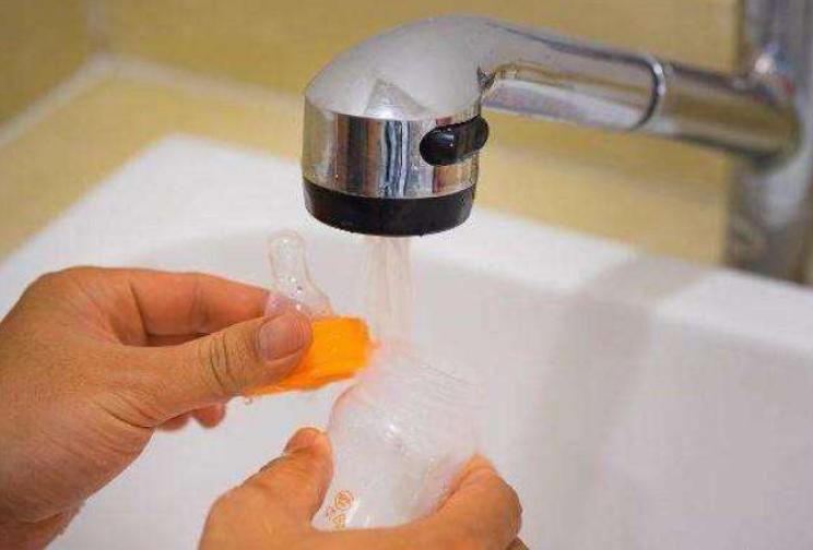 奶瓶没清洗干净给宝宝喝奶的危害,宝宝喝奶的奶瓶怎么正确洗干净