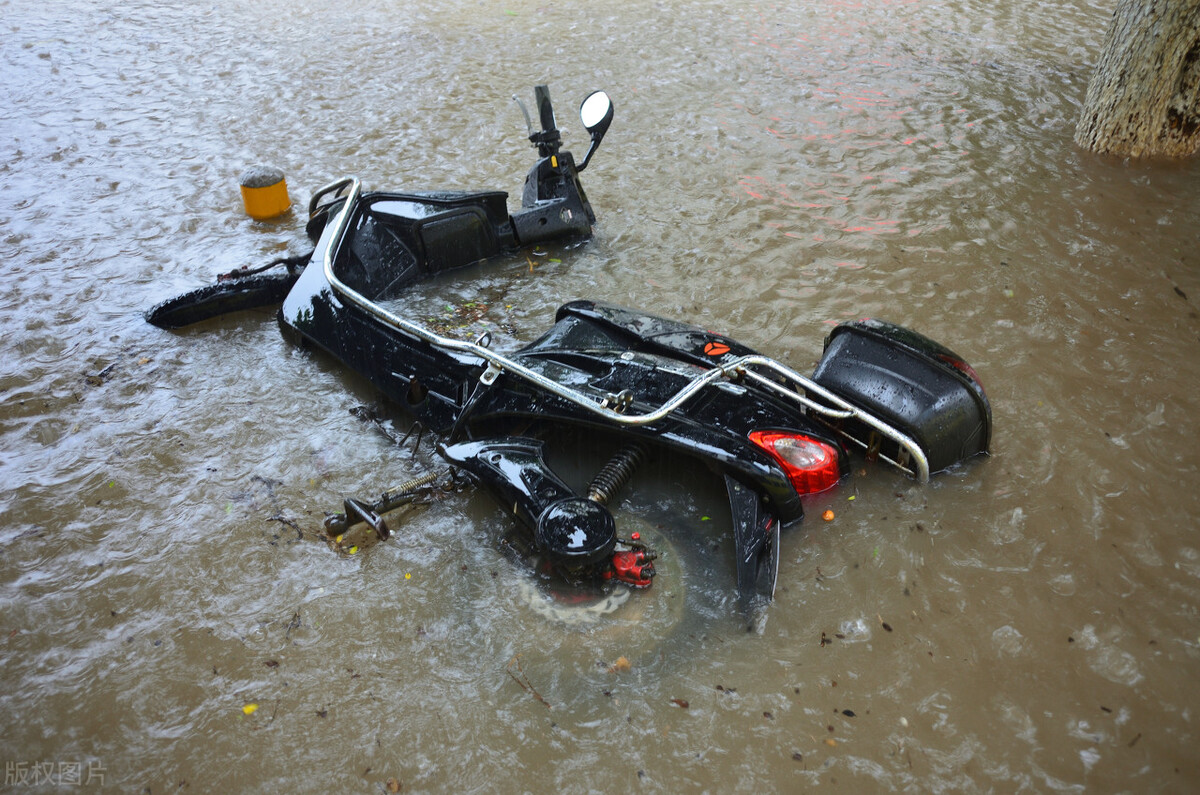 电动车进水正确处理方法,电动车电机进水冬天冻住了怎么办