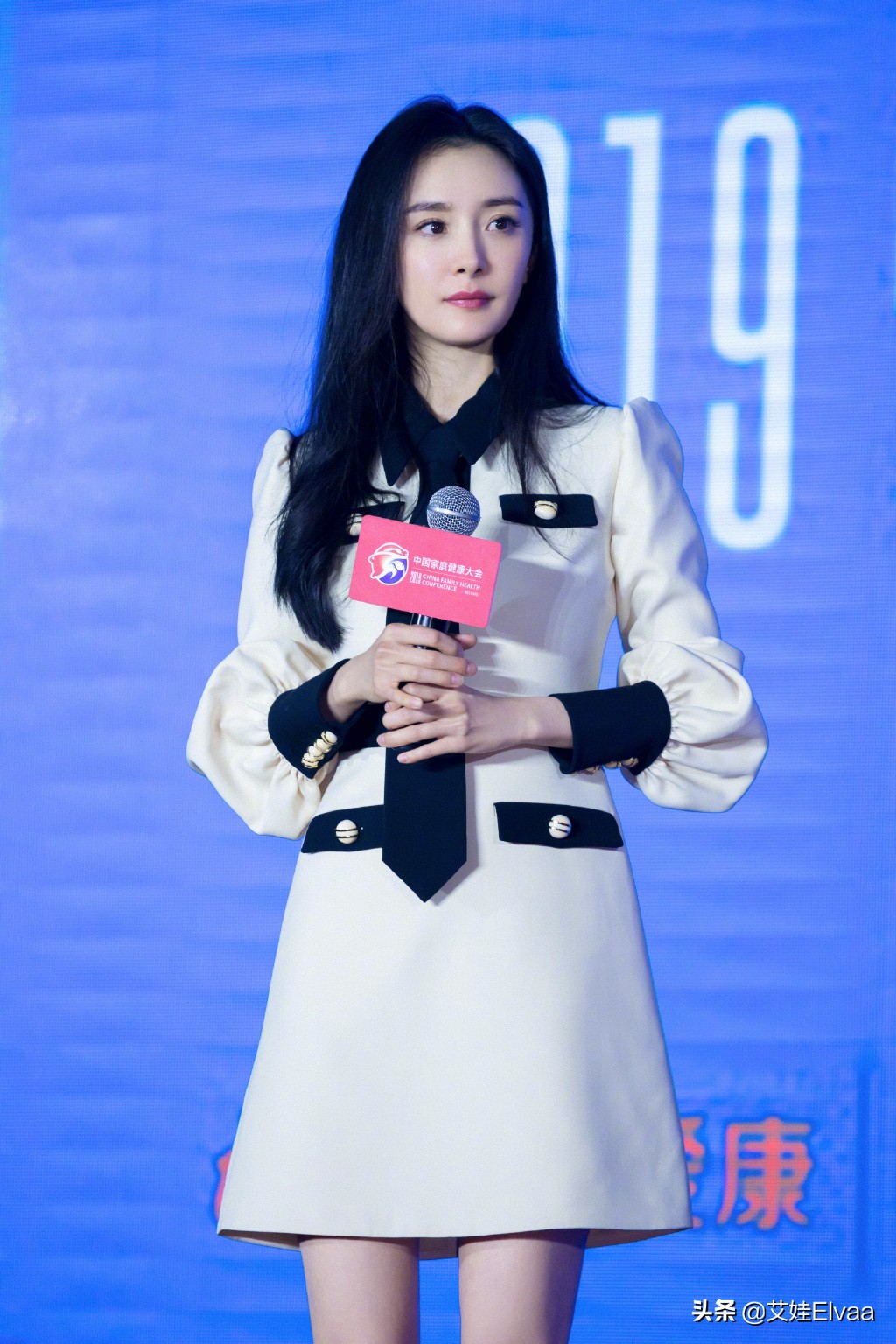 杨幂半露香肩机场大玩黑白配,杨幂露腰高开叉长裙