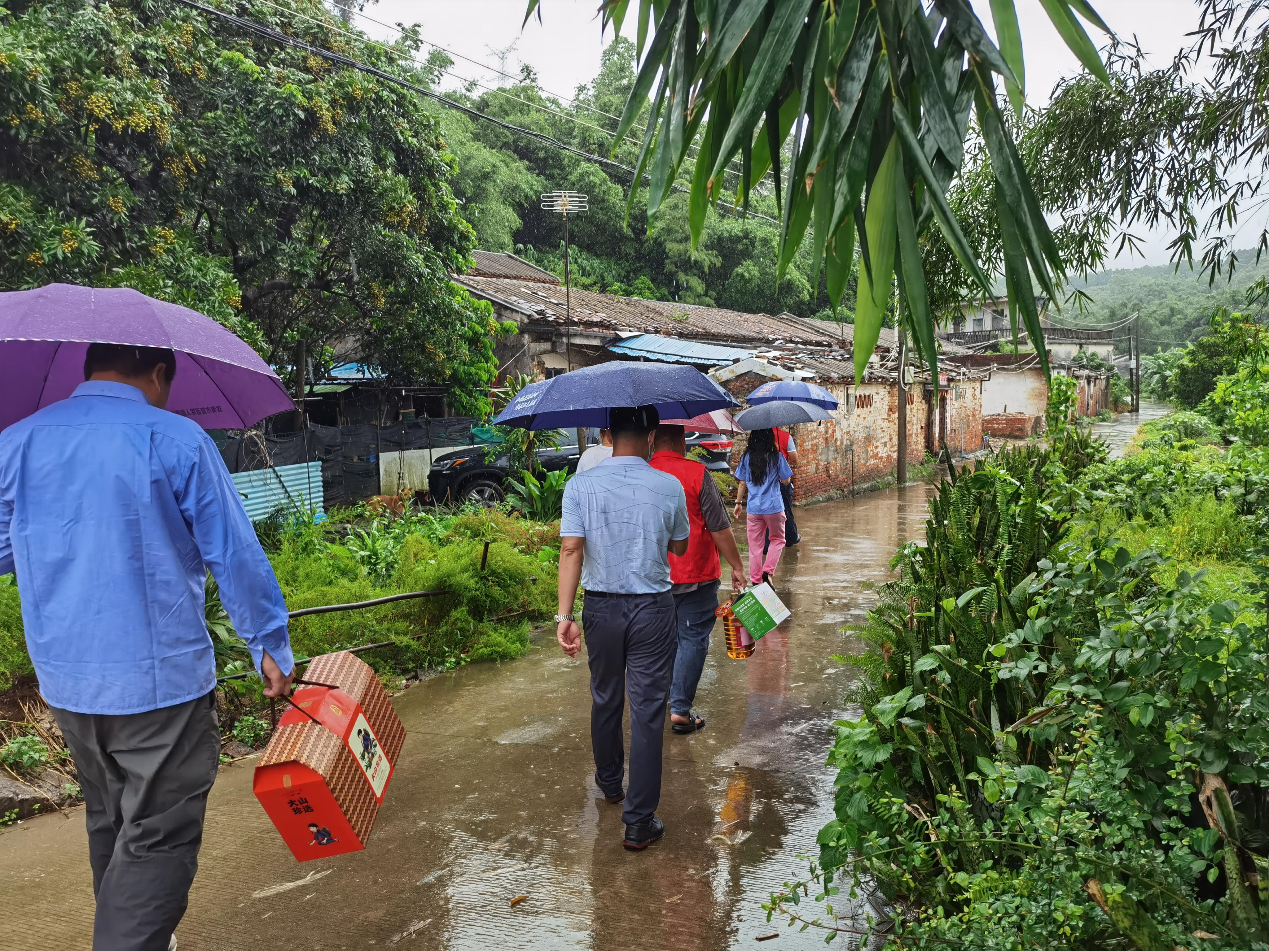 庆祝建军九十周年慰问退伍军人,退役老兵庆祝建党100周年活动