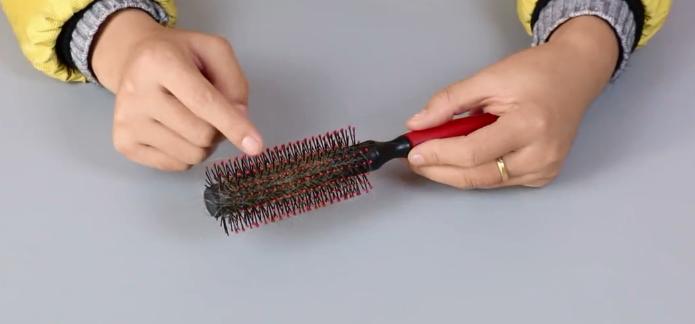 卷发梳脏了怎么清理,卷发梳里的头发怎么清洗