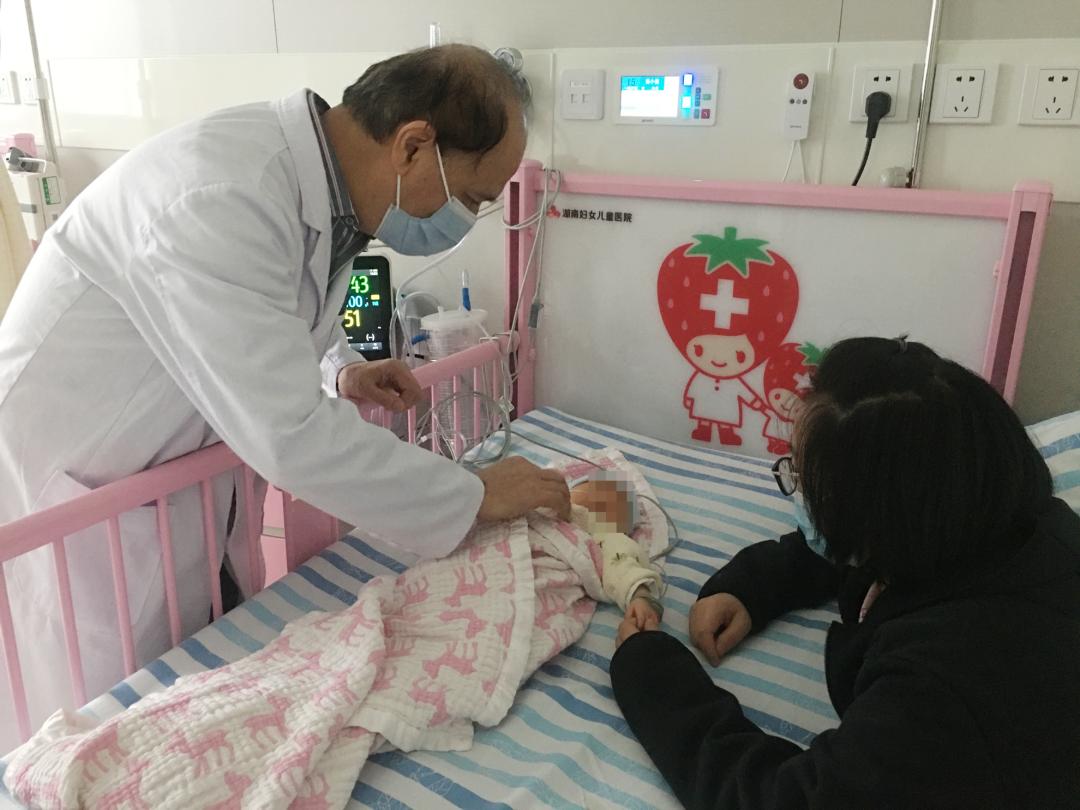 宝宝腹部有小鼓包是便便吗,小孩腹部鼓包图片