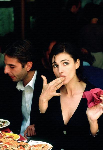 拥有让世人惊艳的美貌,和性感无比的曼妙身材!不愧是国宝级女神