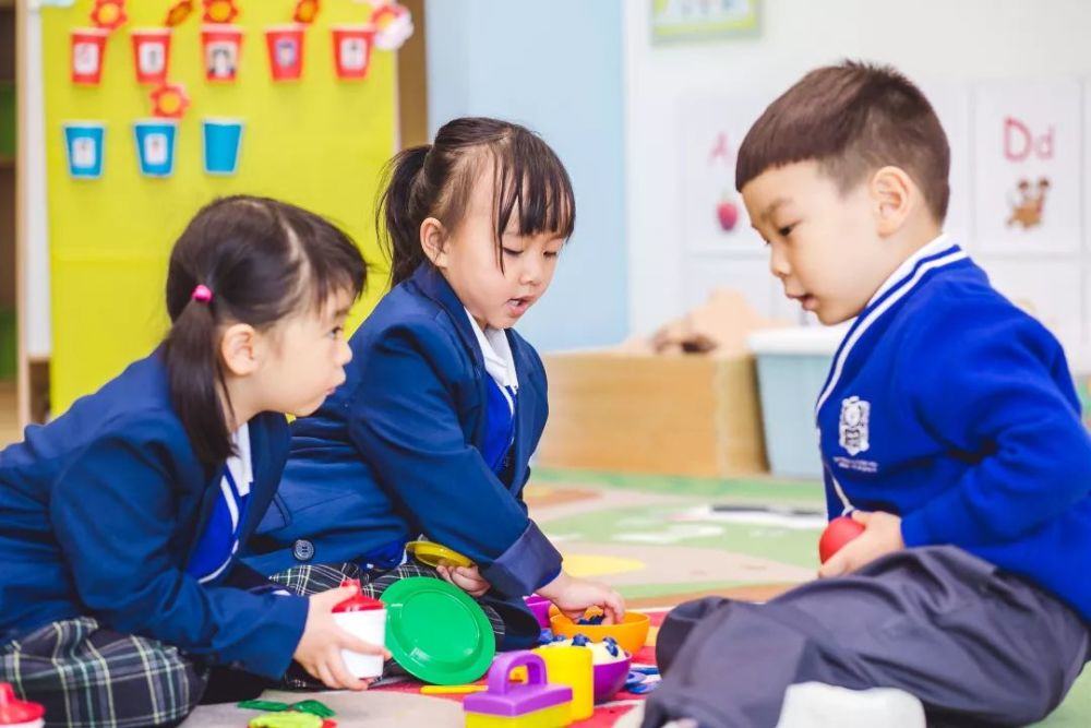 女孩背书包被欺负,女孩背书包被同学欺负