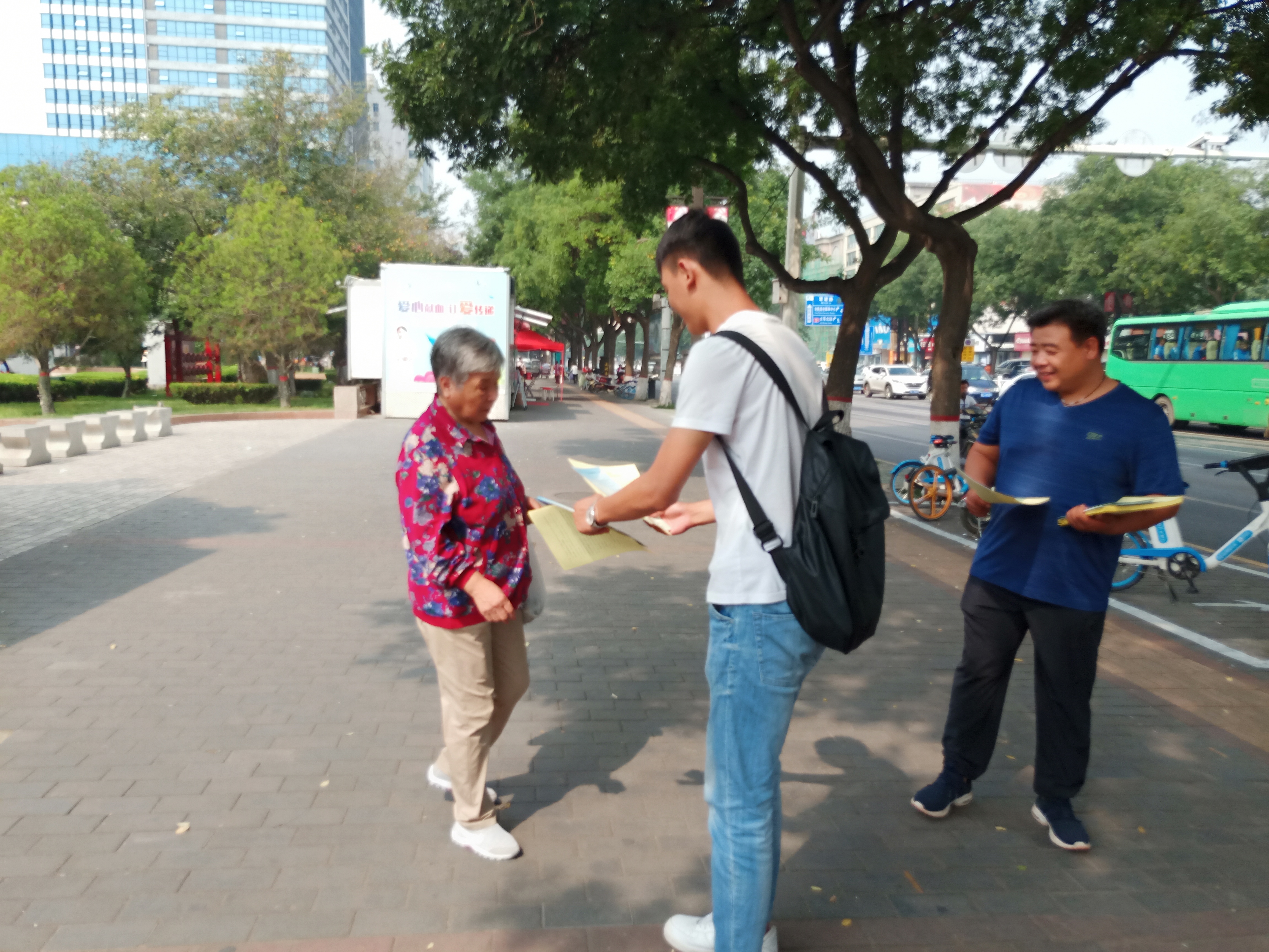 参与慈善温暖你我——丰荫明德小学参加“9·5”《慈善法》宣传日活动(组图)