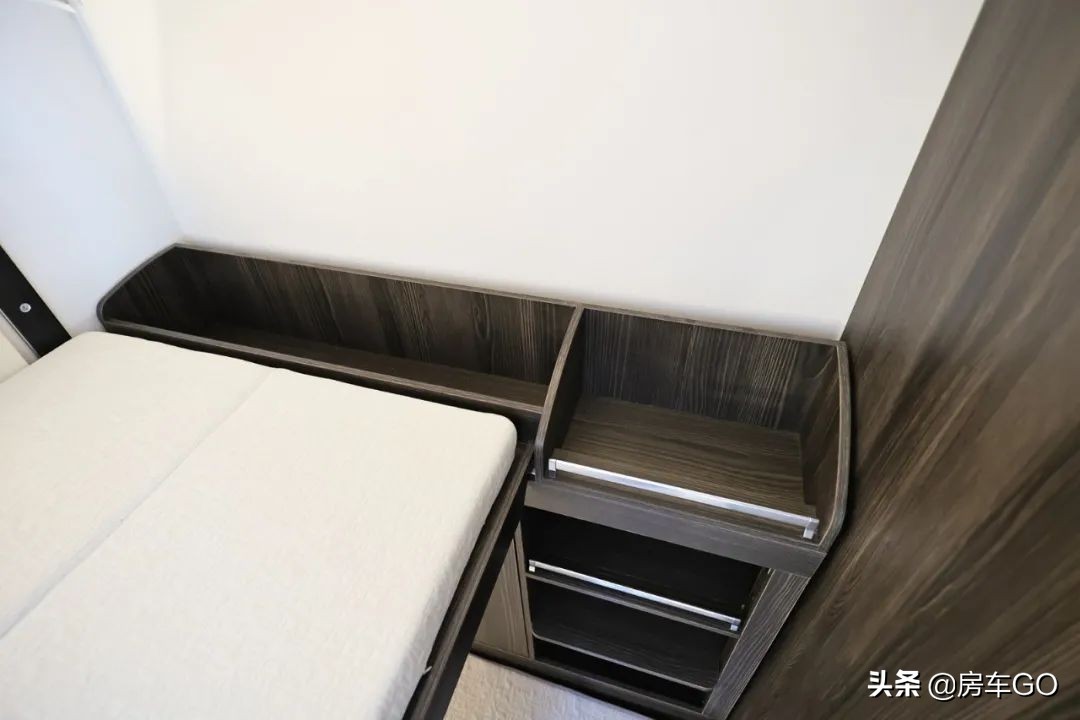 这台房车有5种充电方式，车内电器语音控制，卫生间也是干湿分离