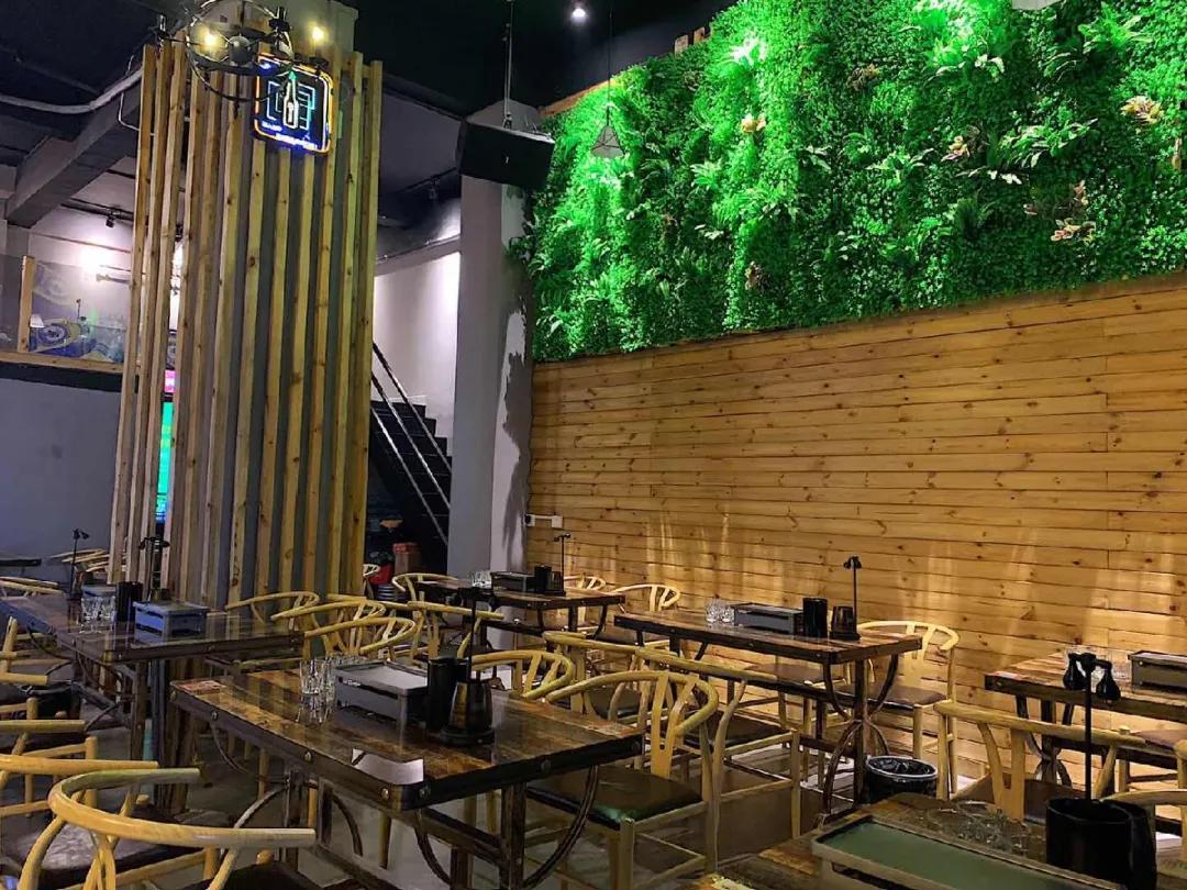 「聚会约酒」一家音乐酒吧，每晚都有乐队驻唱，单身男女都爱去