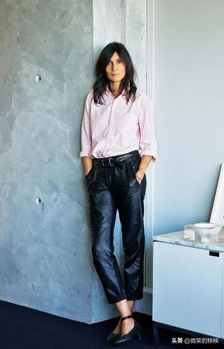 比起顾佳“贵妇”风,王漫妮的显贵穿搭和精准购物,更值得参考