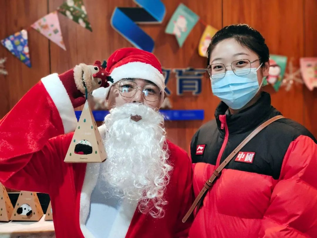 福利来袭！圣诞老人“空降”择学教育派发礼品