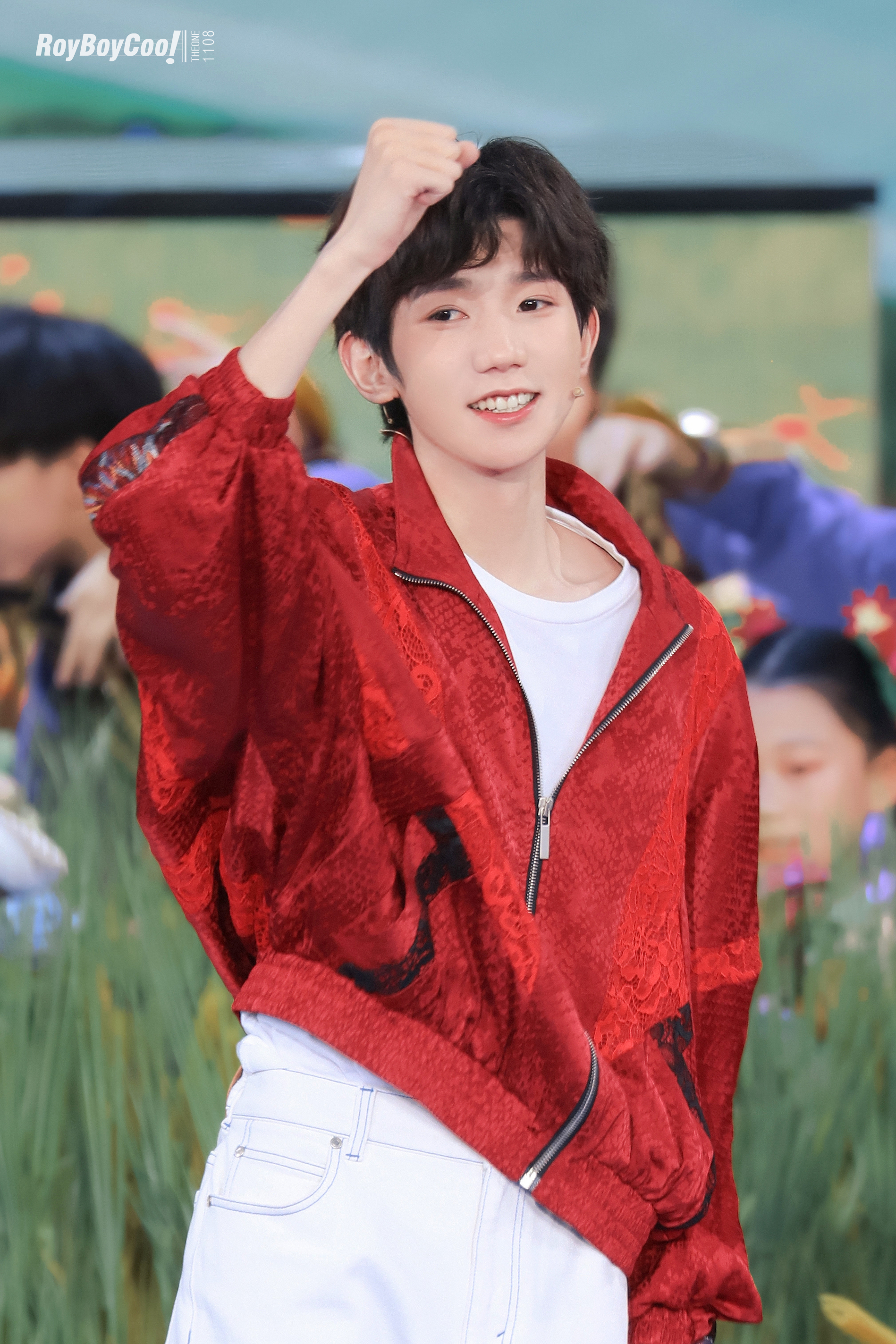 王源在春晚采访上说的话,王源和月亮姐姐上春晚的节目视频