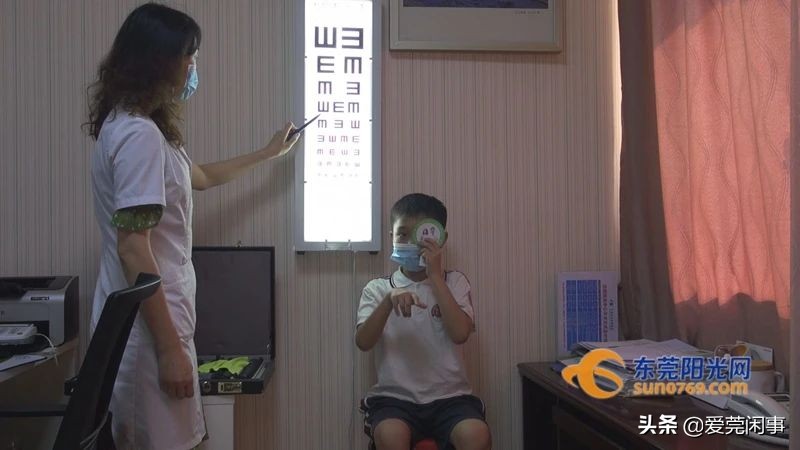 男童看手机斗鸡眼,儿童看手机导致的斗鸡眼