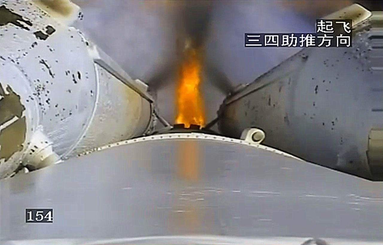 火箭发射前助推器为什么冒白烟,长征五号火箭掉落视频