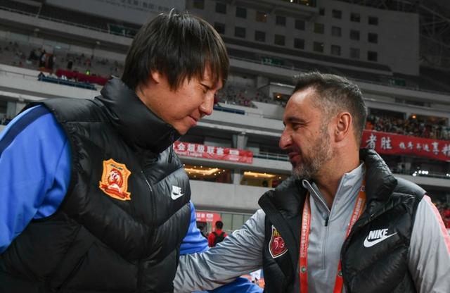 何别太在意：李铁踢球出界与抢夺球童皮球，都是足球游戏的一部分