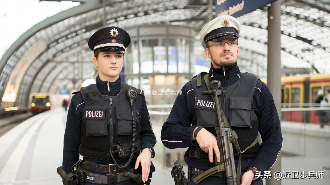 二战军用德式钢盔,二战德国装备了多少单兵铁拳部队