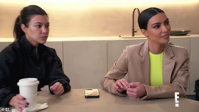 金卡戴珊穿橘红色吊带 (金卡戴珊穿无袖t恤配蓝色牛仔裤)