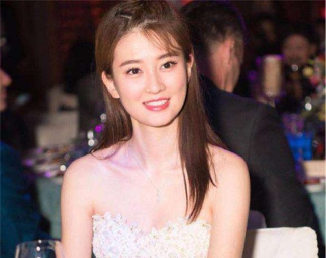 乔欣上海红色丝绒长裙造型活动,乔欣最新造型黑色裙子