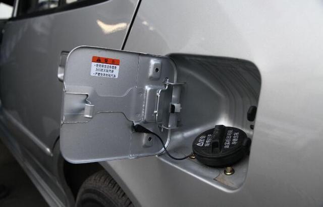 油箱打开为啥“回气”?加燃油宝有用吗?