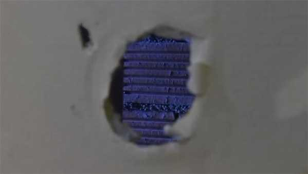 男子与女友酒店开房被*窥偷**半夜听到凿壁竟在墙壁上发现一个洞！