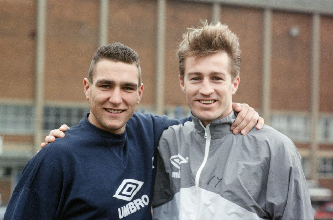 英国足坛恶汉猴子偷桃,英超恶人坎通纳被踢