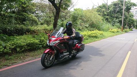 本田金翼旅行摩托视频,摩托车中的劳斯莱斯哈雷