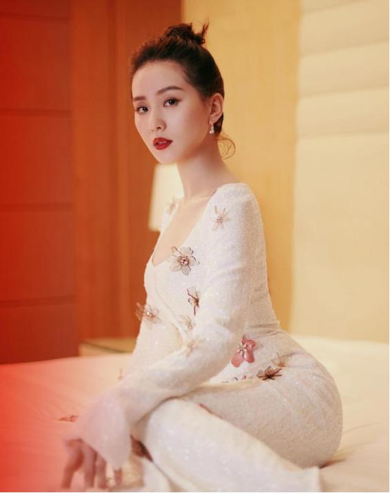 刘诗诗真是天赐的好气质，紧身裙造型真惹眼，高贵的样子真美