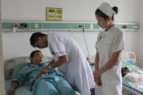 处理男病人隐私时,女护士不觉得尴尬吗?医护人员说出内情