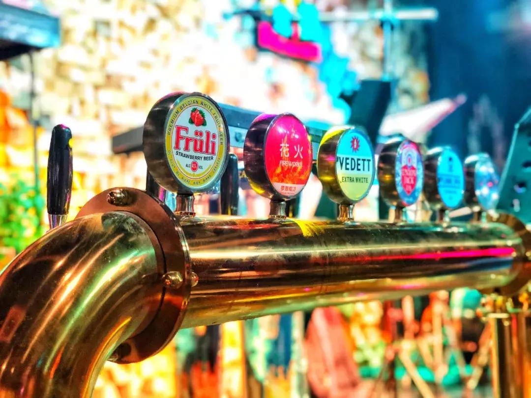 作为郑州酒吧界的引路人，不见不散承载着无数人的青春