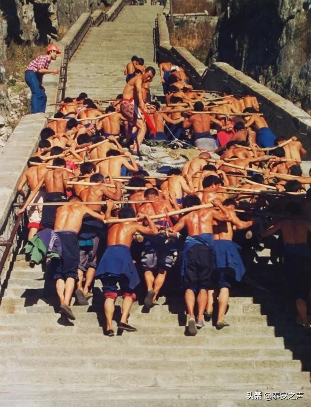 对于泰山挑山工的精神有什么感想,一位泰山挑山工的心灵独白