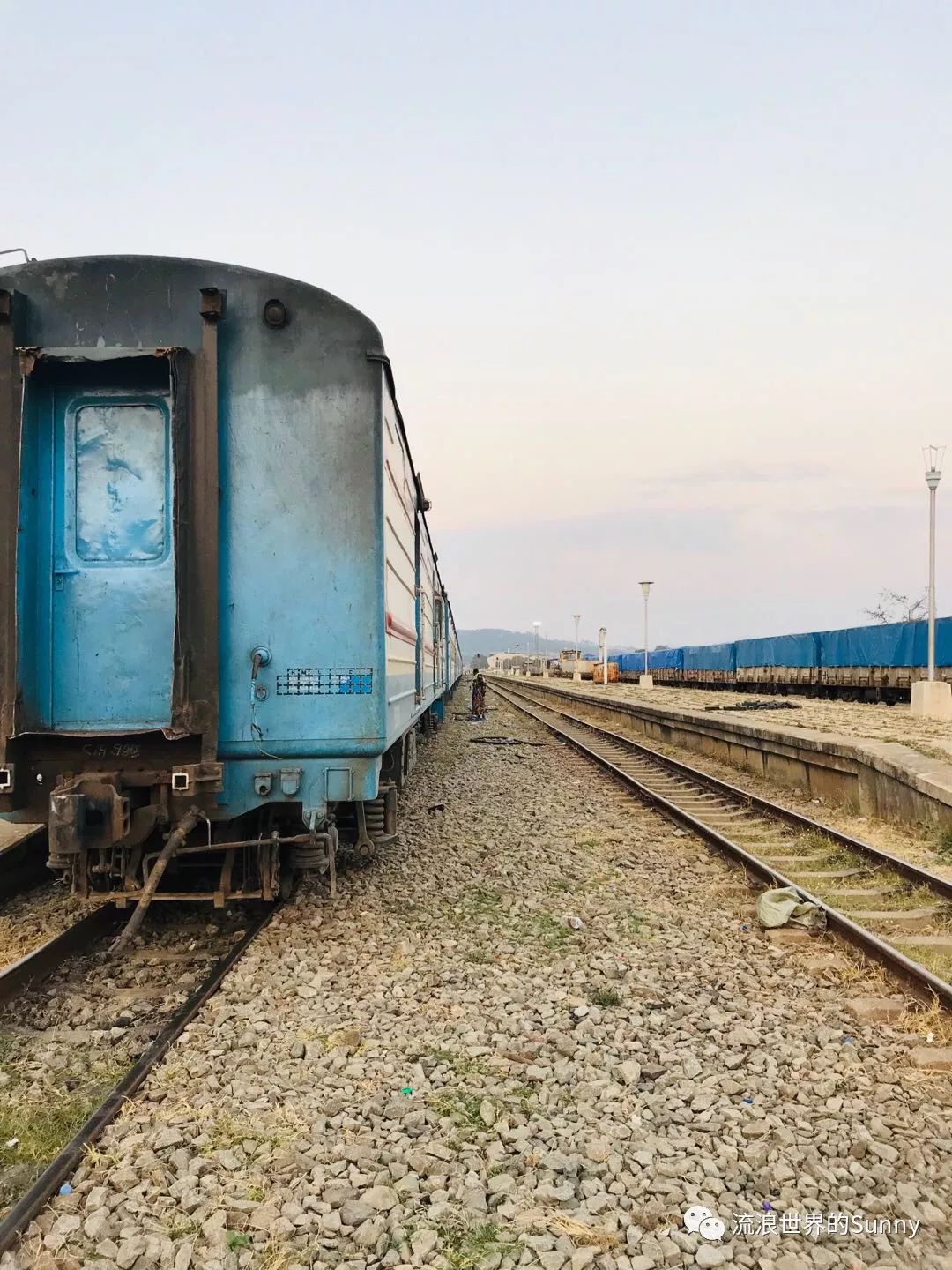 流浪非洲，乘坐中国援建火车去赞比亚，满满的亲切