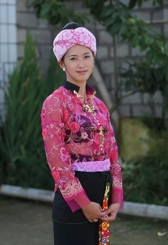 云南少数民族服饰图片,最好看的云南民族服饰