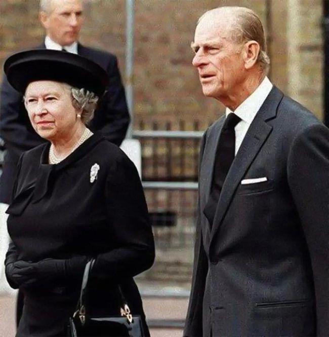 戴安娜在机场喊爸爸,菲利普亲王和戴安娜恋爱过程