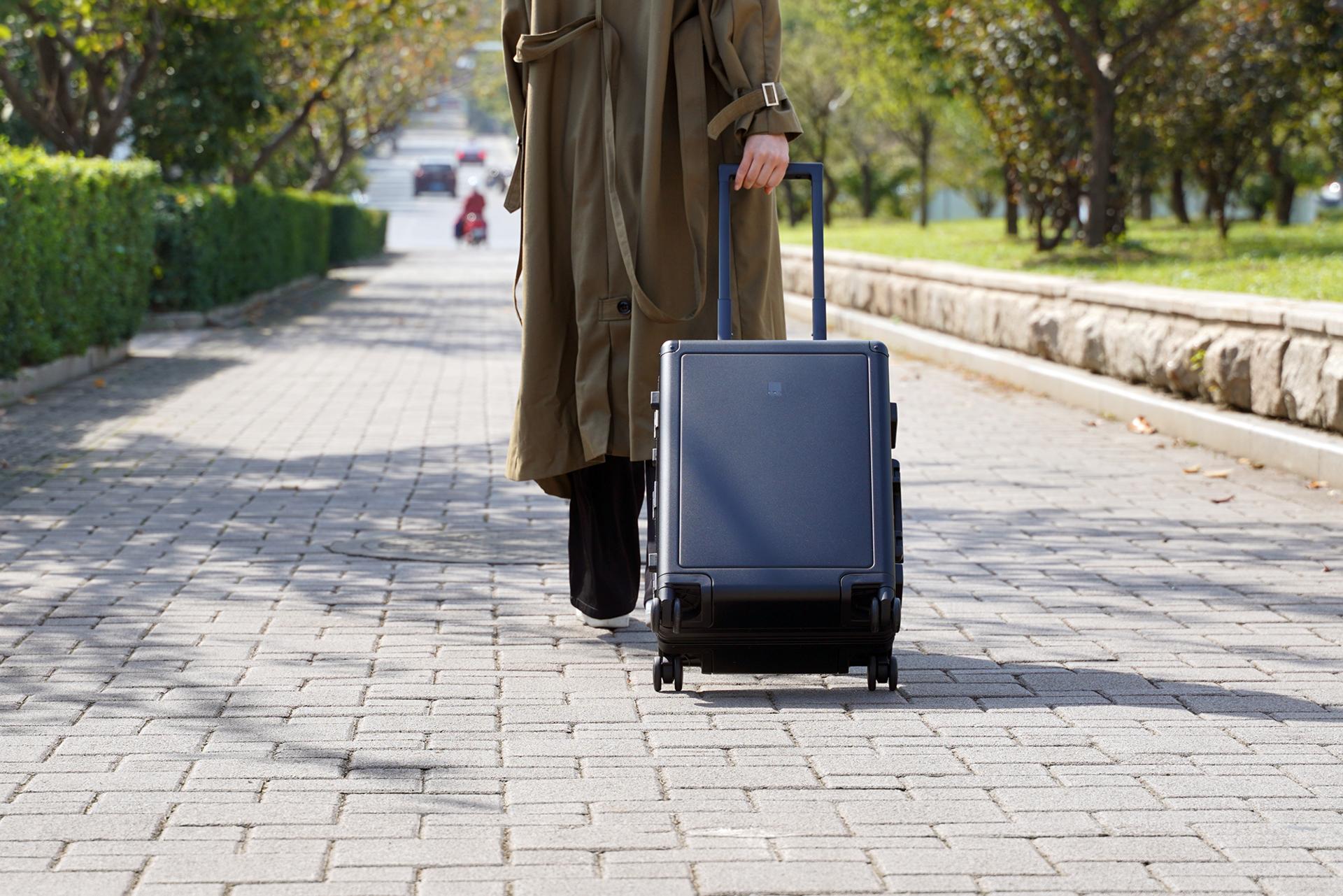 地平线8铝镁合金拉杆箱,地平线拉杆箱和elle拉杆箱哪个好